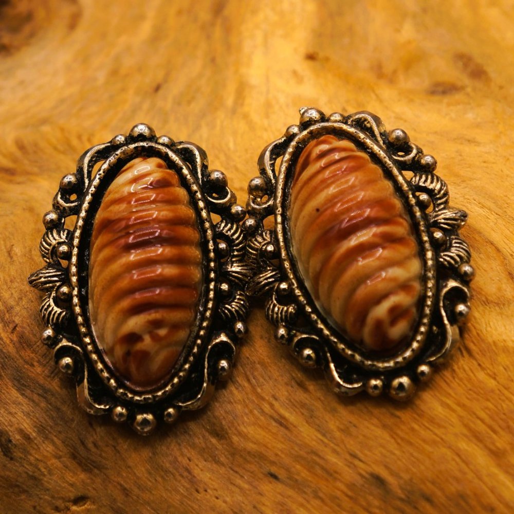 Vintage Selro Selini Style Domed Wavey Tan & Brown Cabochon Clip-on Earrings